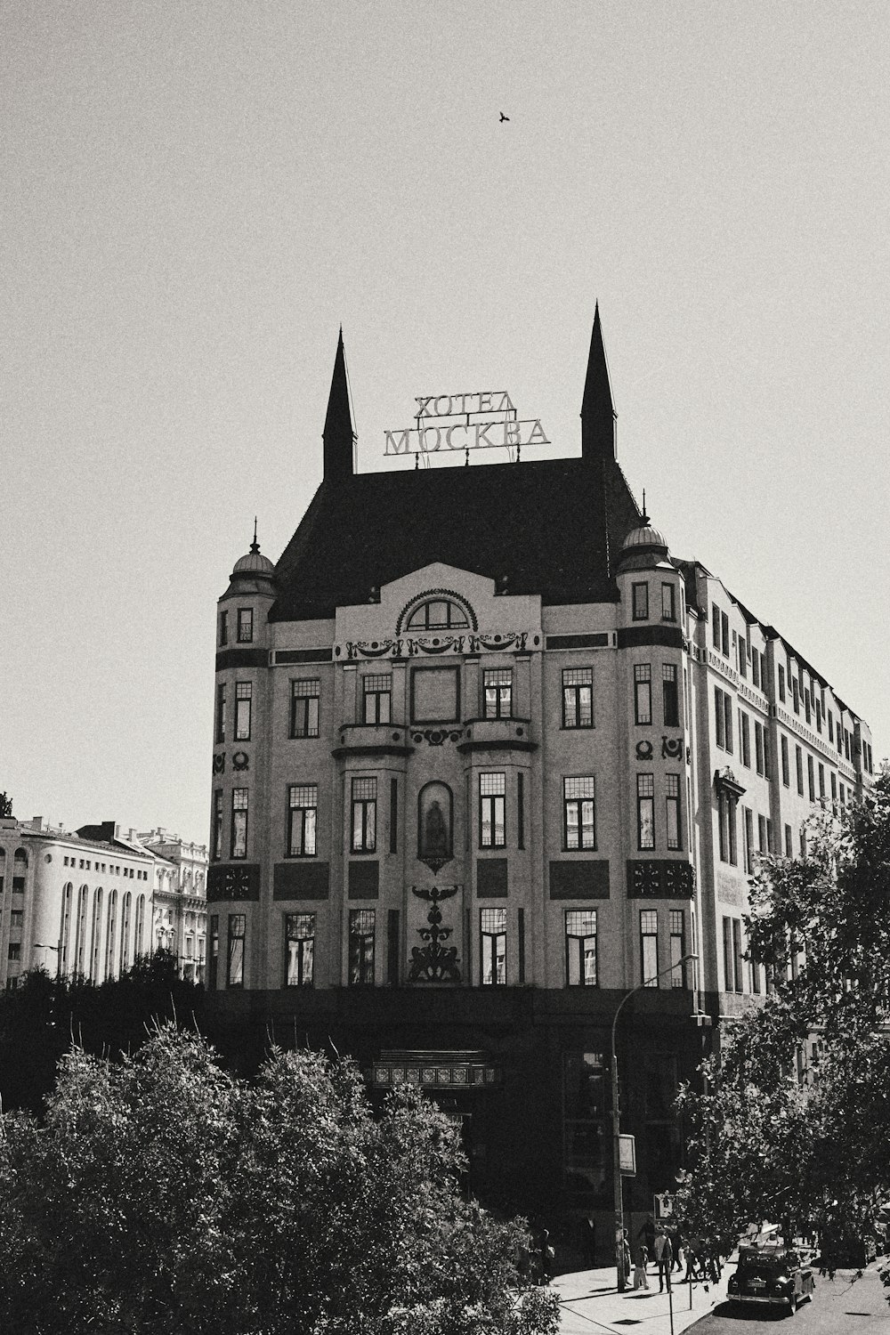 Una foto in bianco e nero di un grande edificio