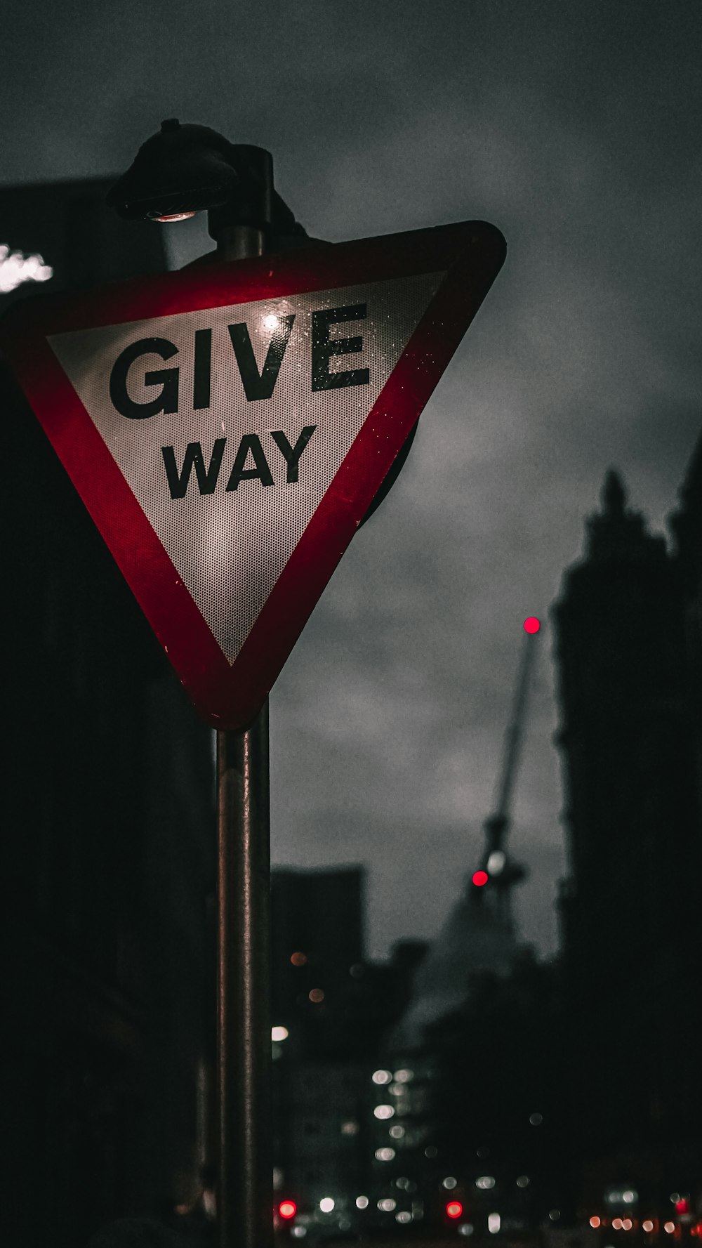 a street sign that says give way on it