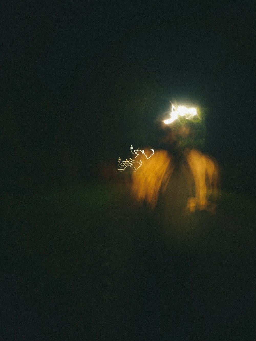 une photo floue d’une personne marchant dans l’obscurité