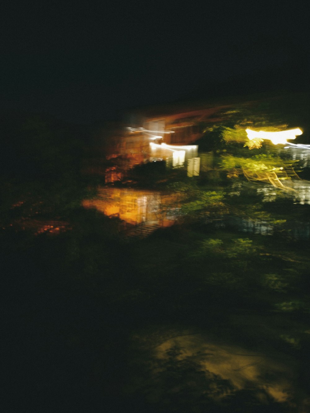Une photo floue d’une ville la nuit