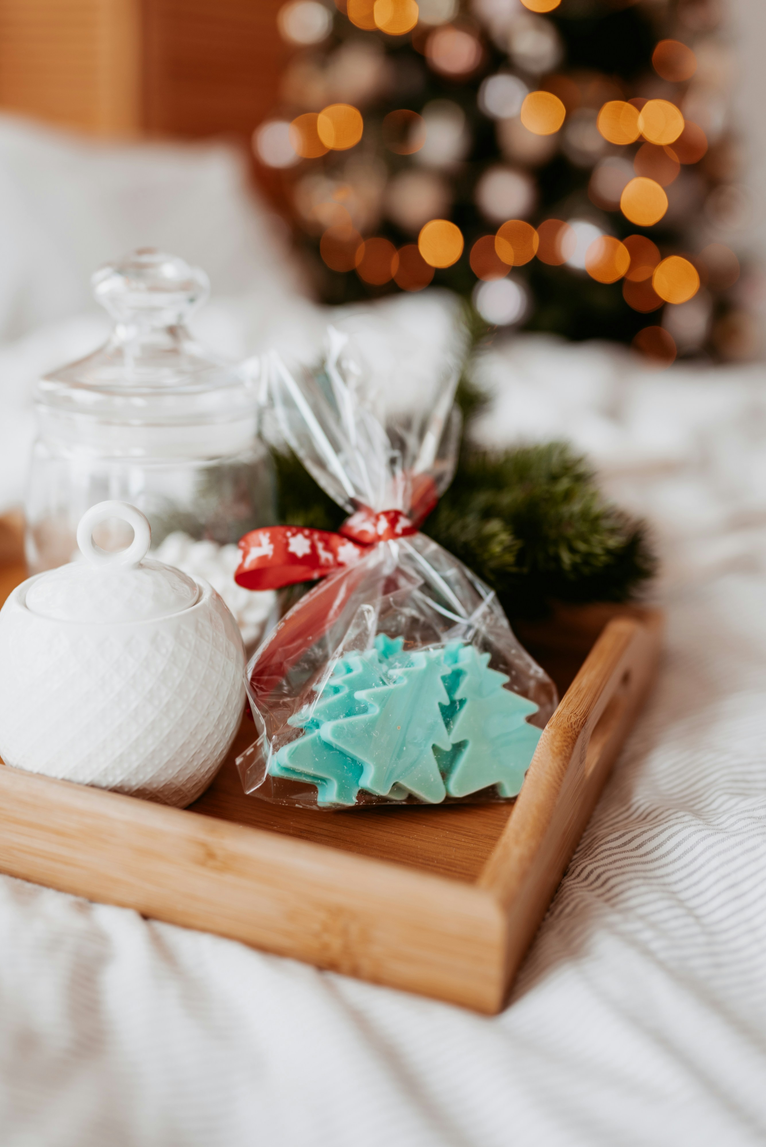 a tray that has some cookies on it