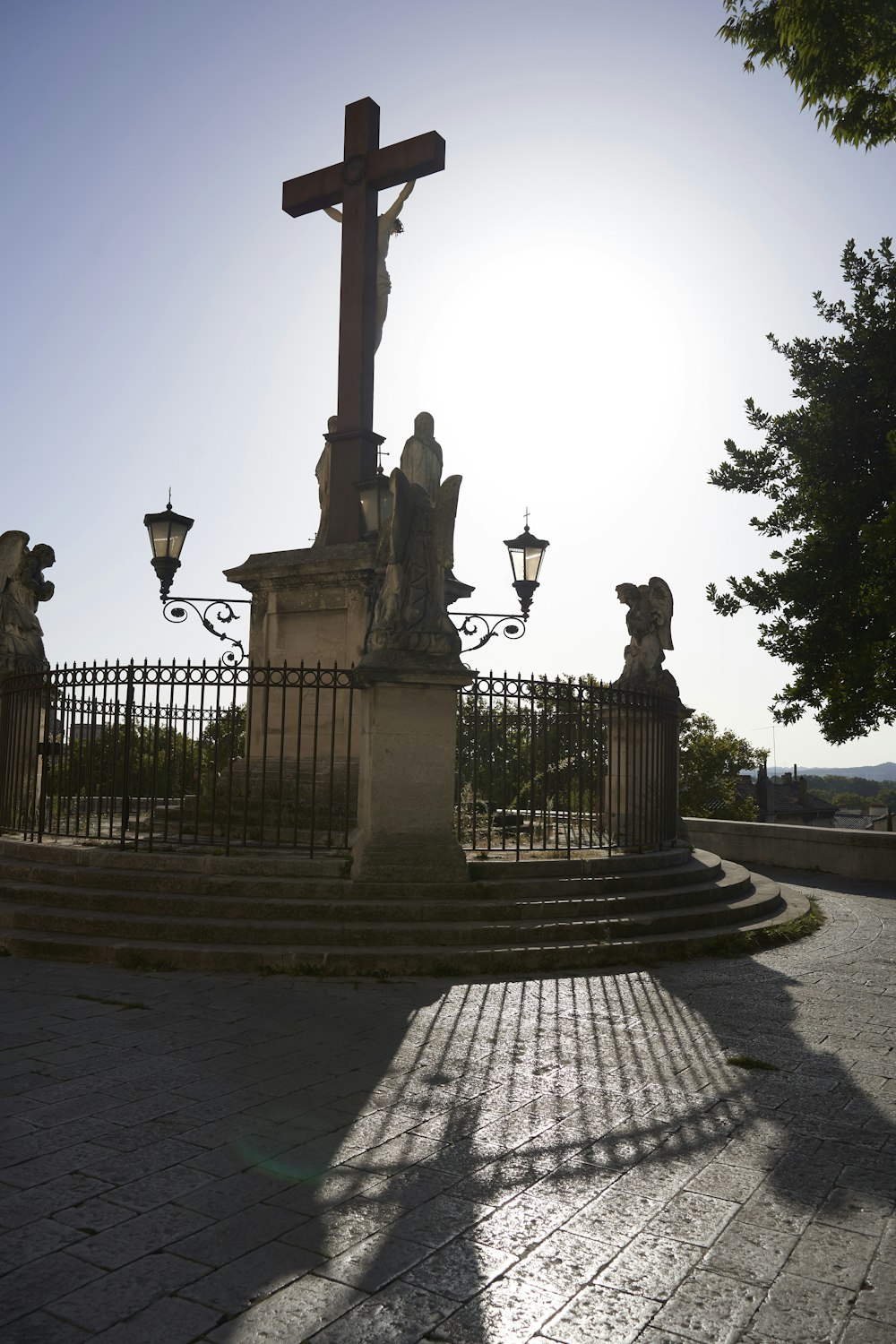 Una estatua de Jesús en lo alto de una cruz