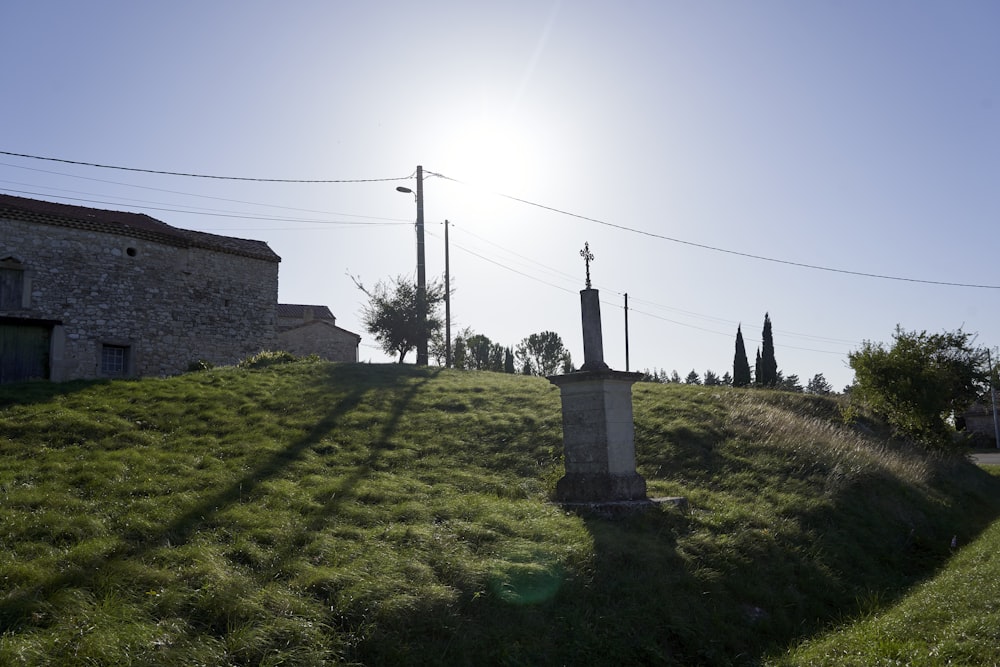 el sol brilla sobre una colina cubierta de hierba