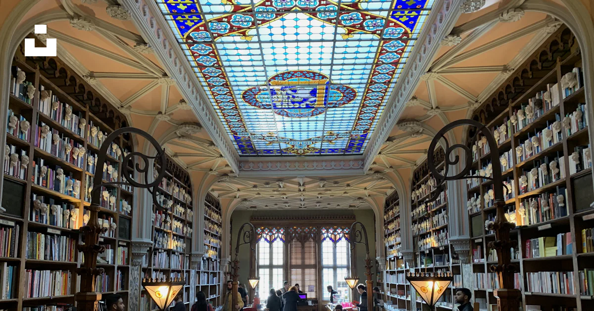 A library filled with lots of books and a skylight photo – Free ...