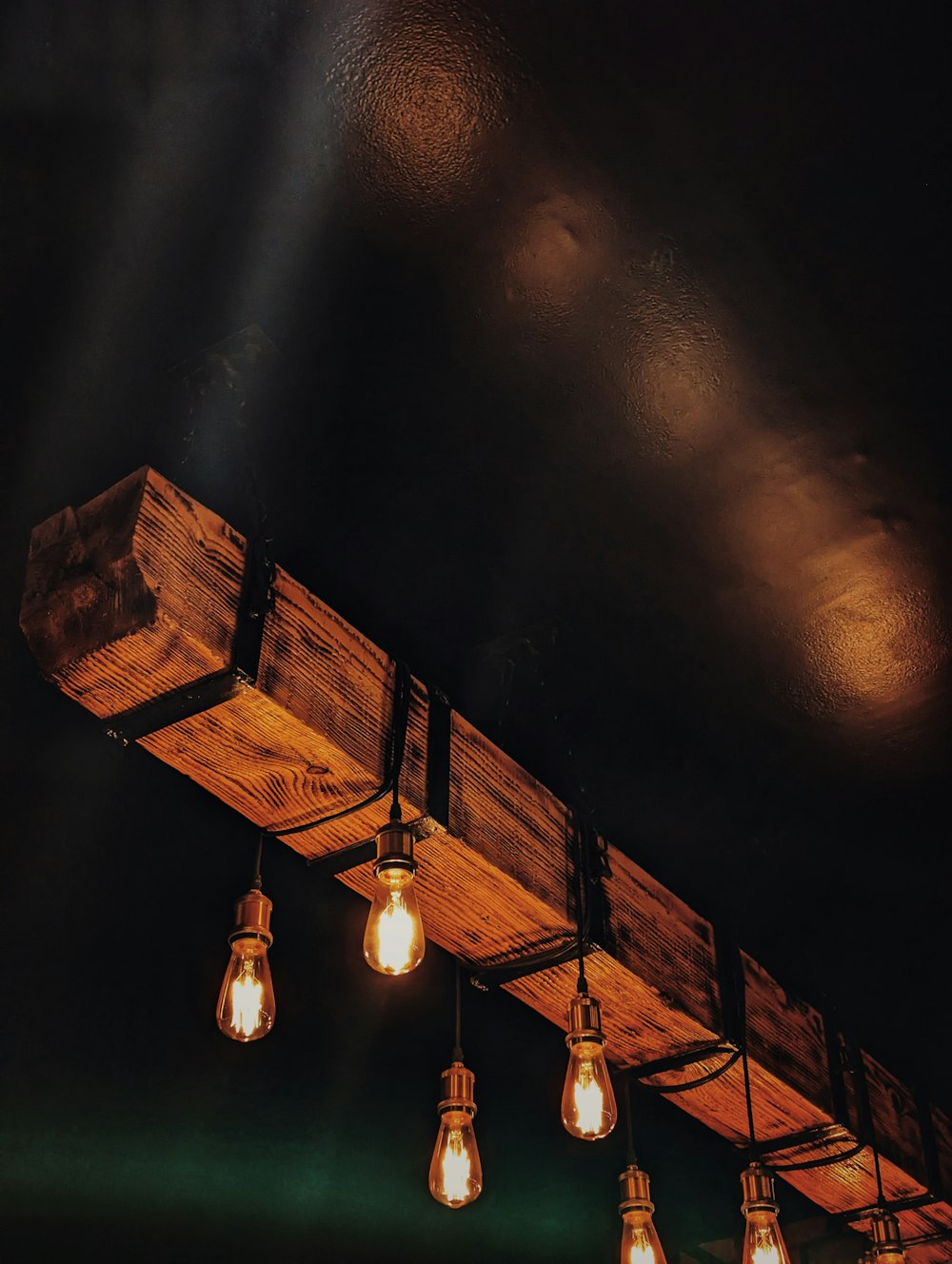 a bunch of light bulbs hanging from a beam