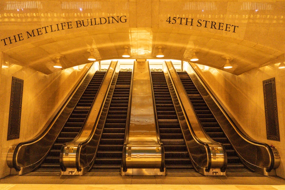 un escalator dans un bâtiment avec un panneau indiquant le bâtiment MetLife