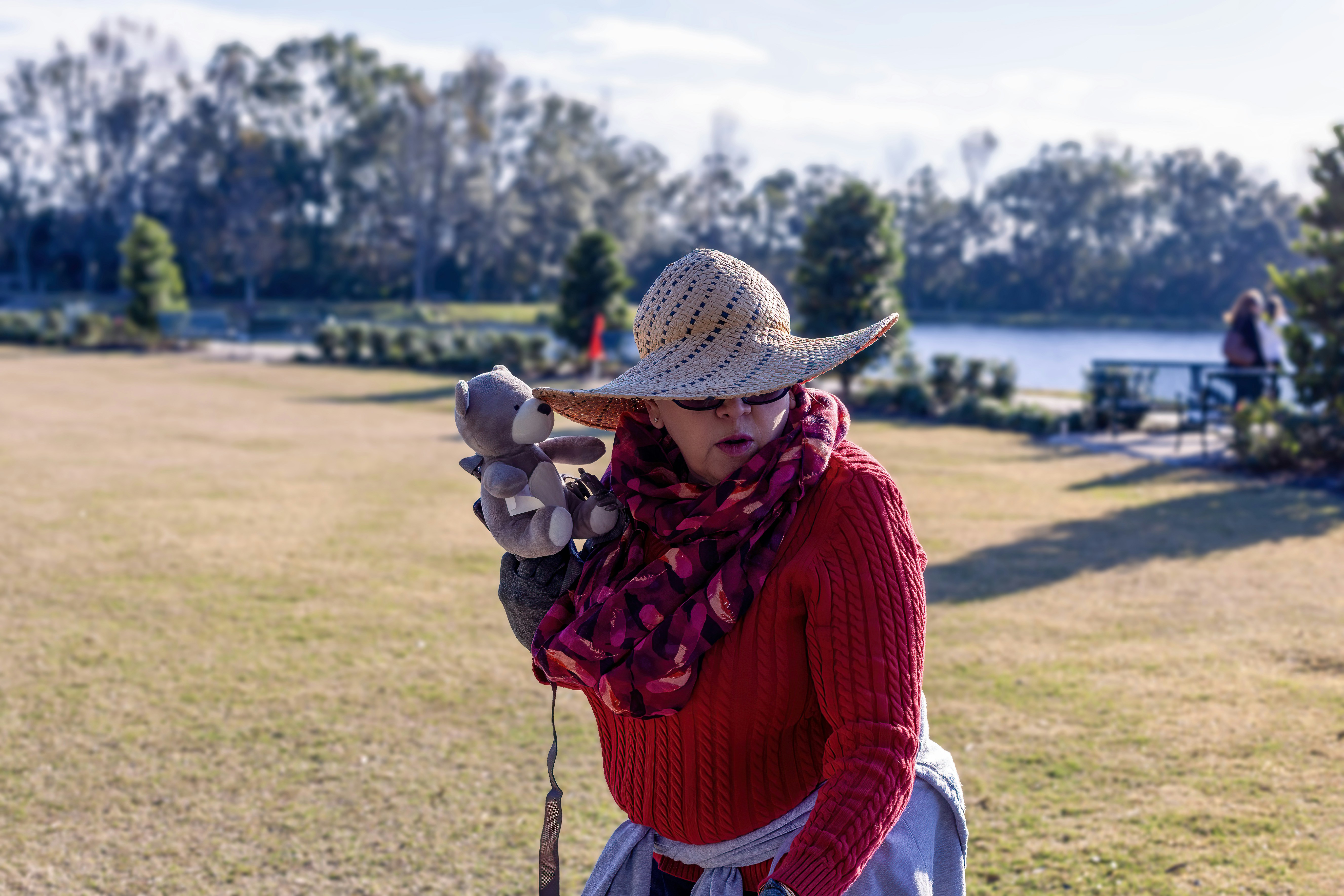 una donna che indossa un cappello da cowboy e una sciarpa