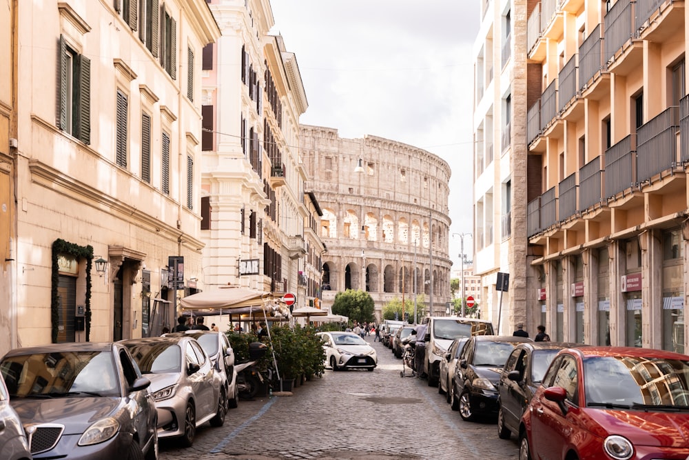 una strada fiancheggiata da auto parcheggiate accanto a edifici alti