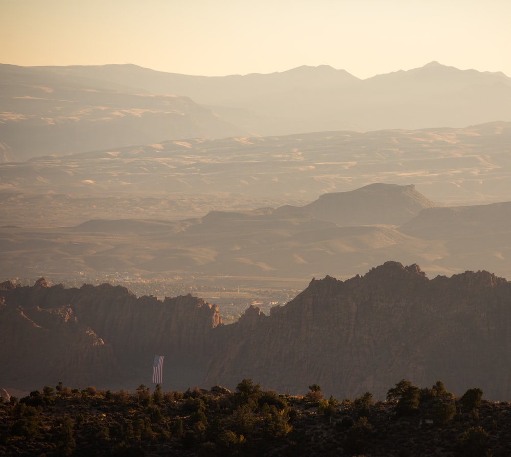 une vue sur une chaîne de montagnes au loin