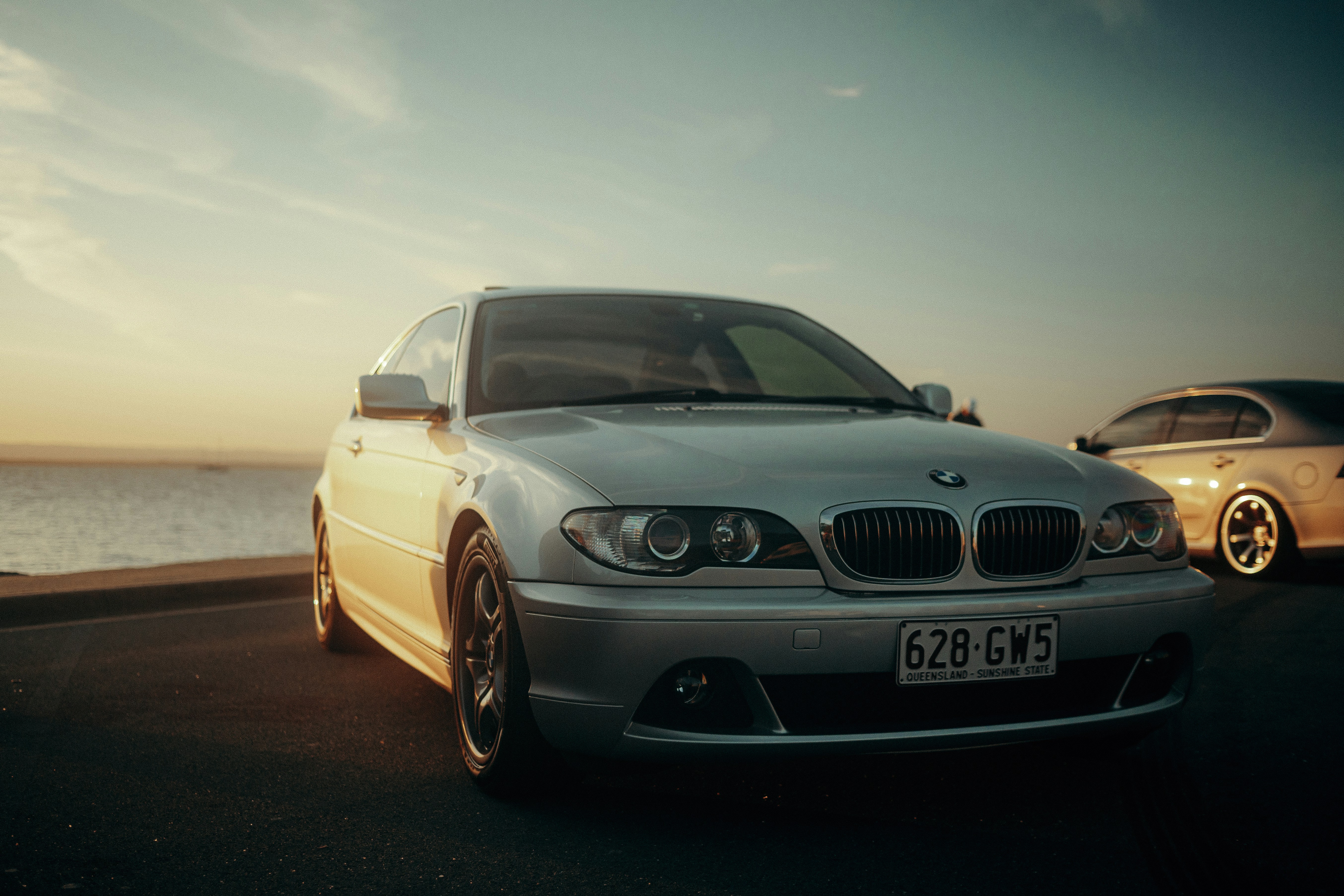Deux voitures garées l’une à côté de l’autre sur une route