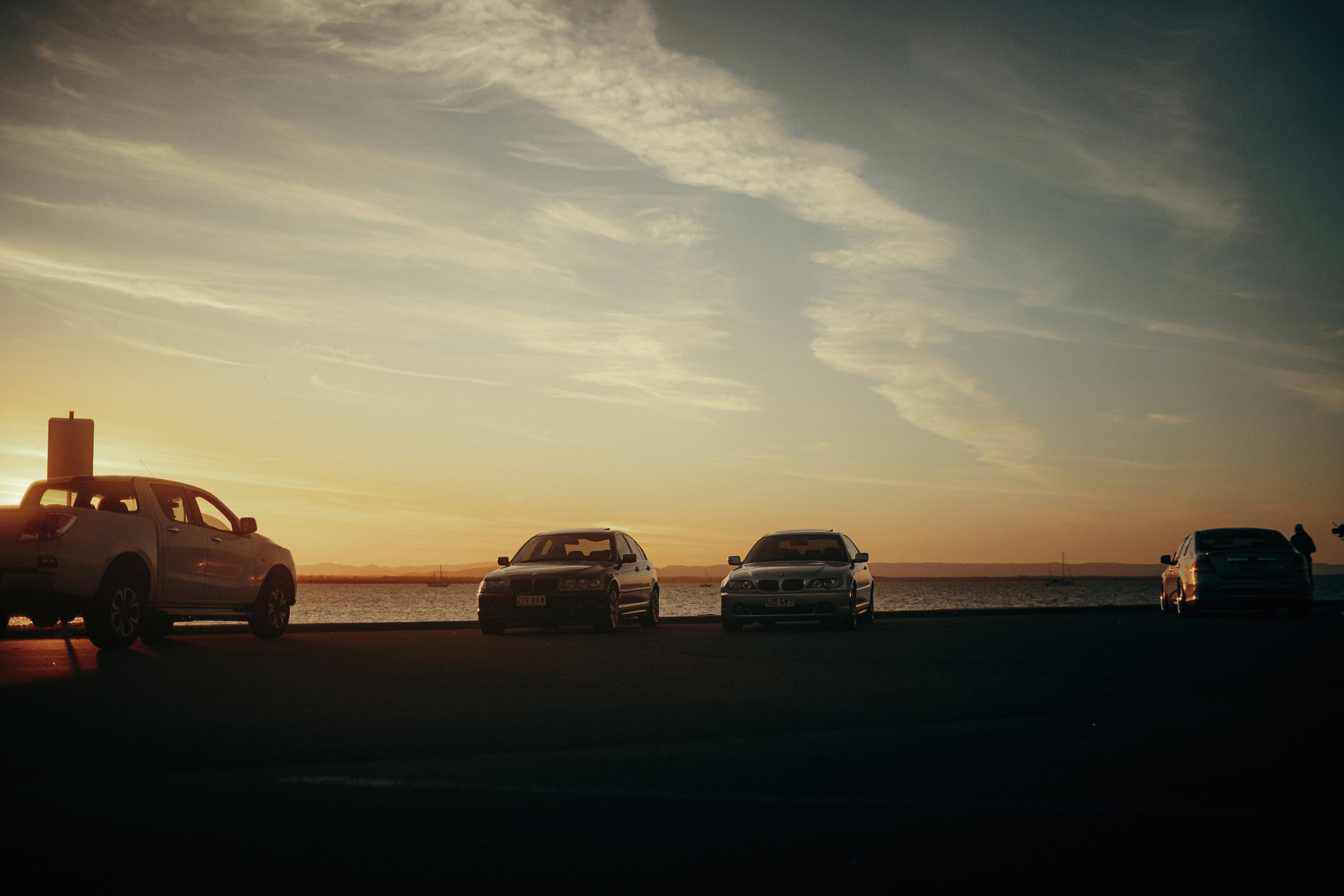 quelques voitures garées à côté d’un plan d’eau