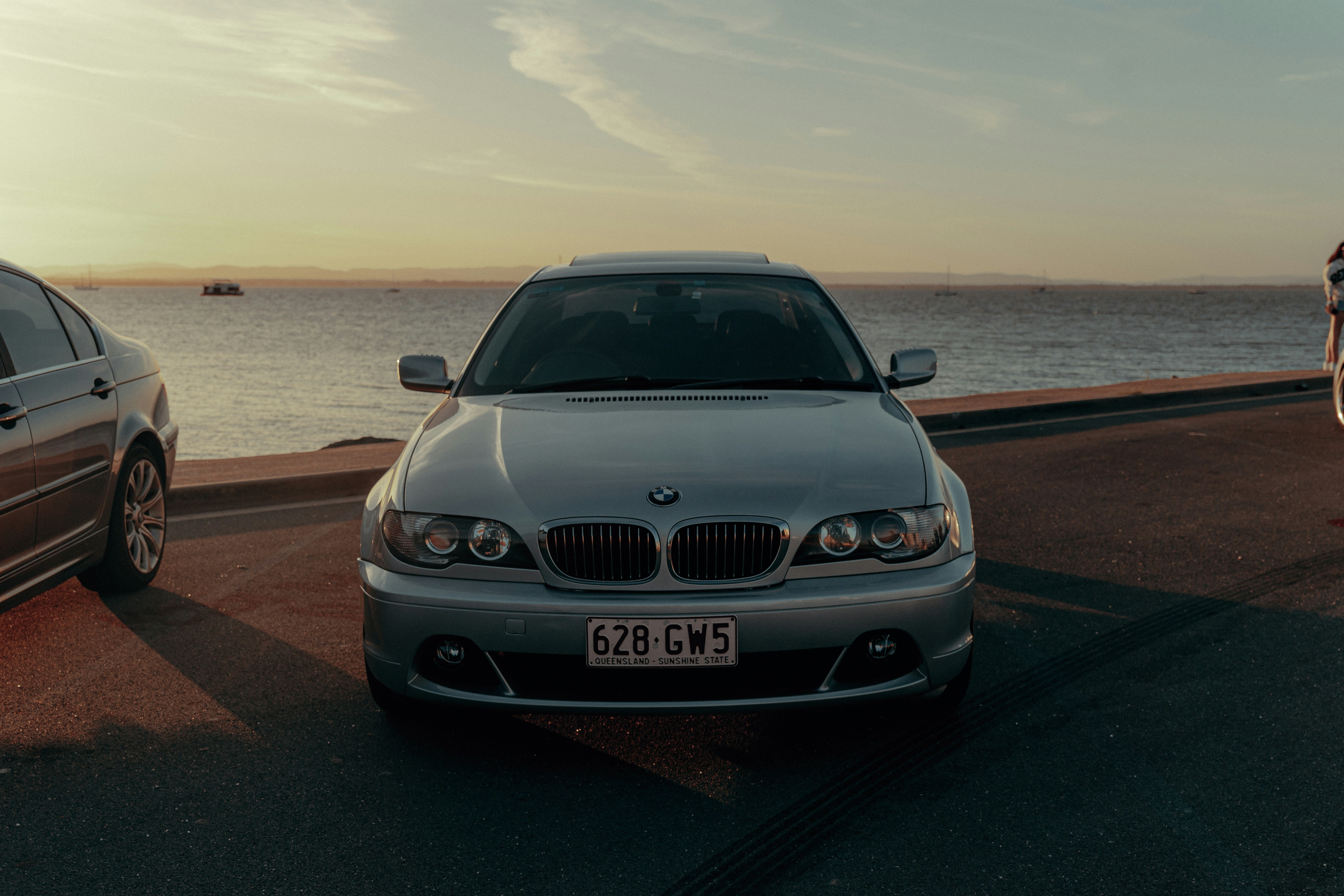 quelques voitures garées l’une à côté de l’autre