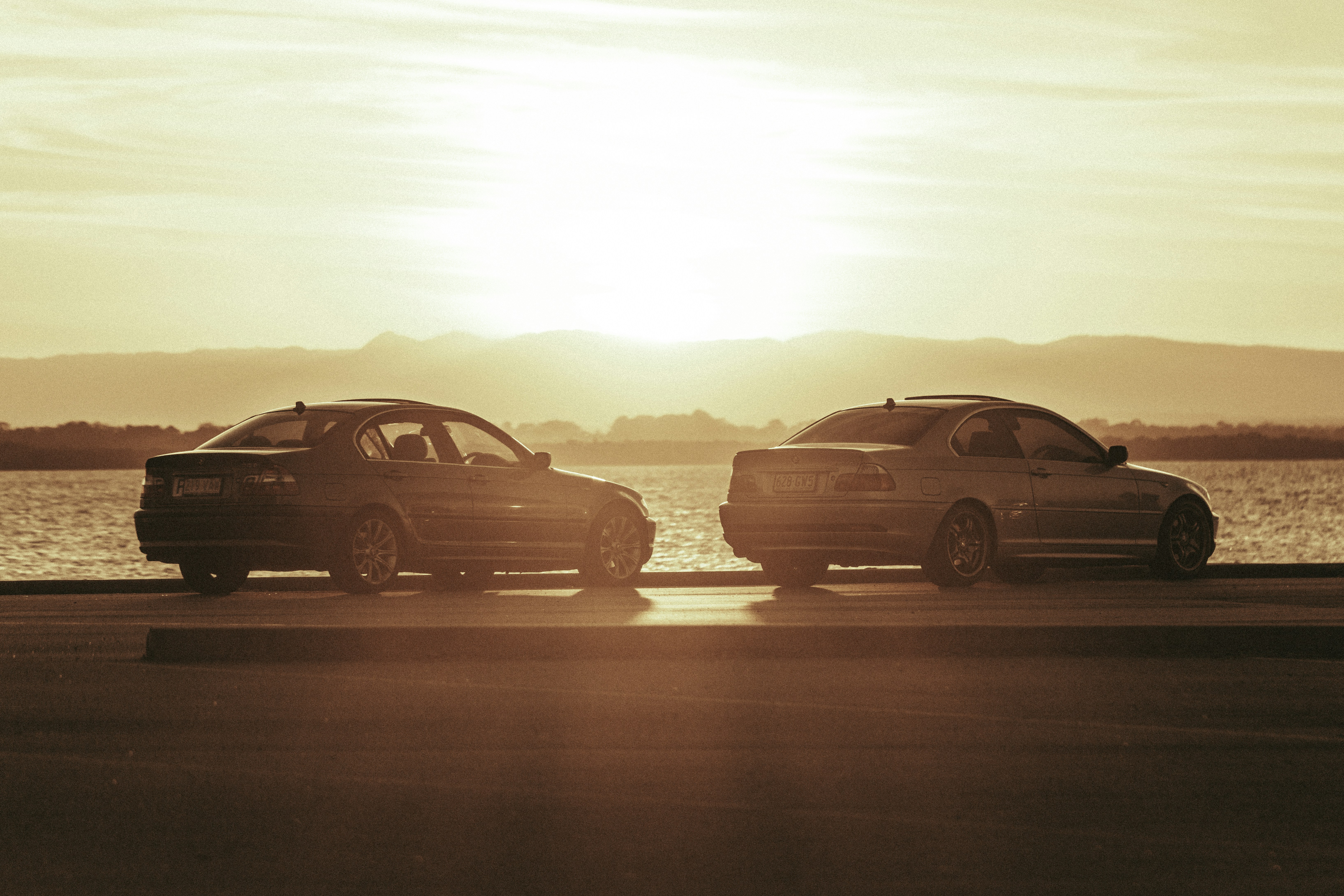 quelques voitures garées l’une à côté de l’autre