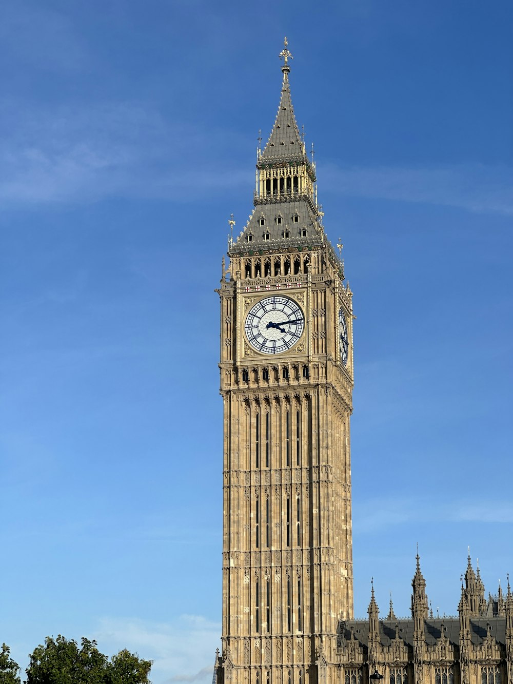 un'alta torre dell'orologio con uno sfondo di cielo