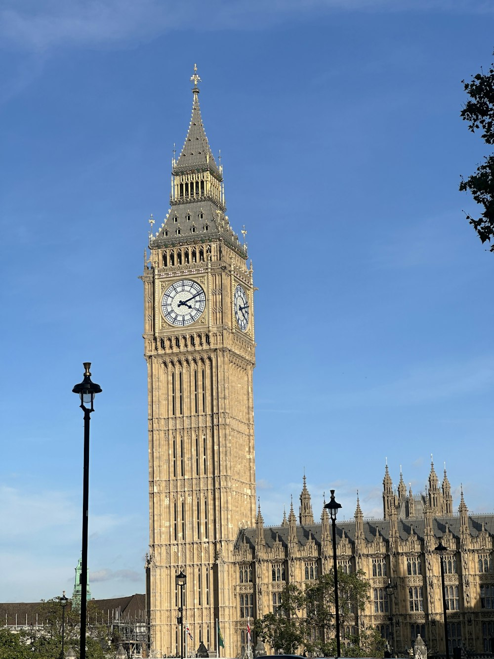 una alta torre de reloj que se eleva sobre una ciudad