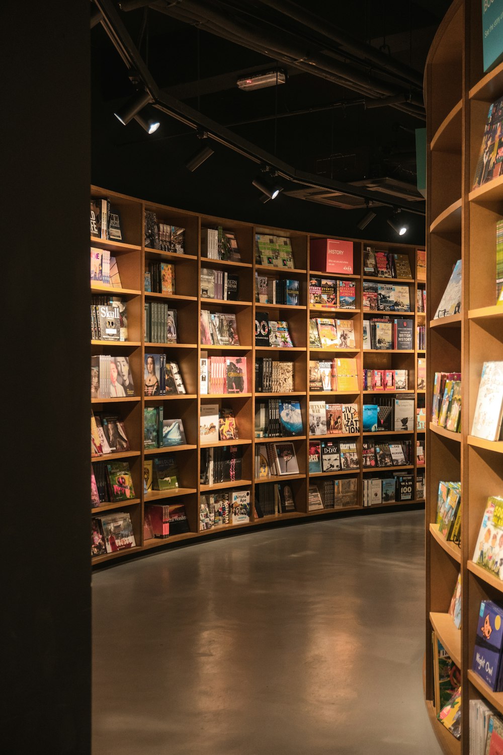 une grande librairie remplie de nombreux livres