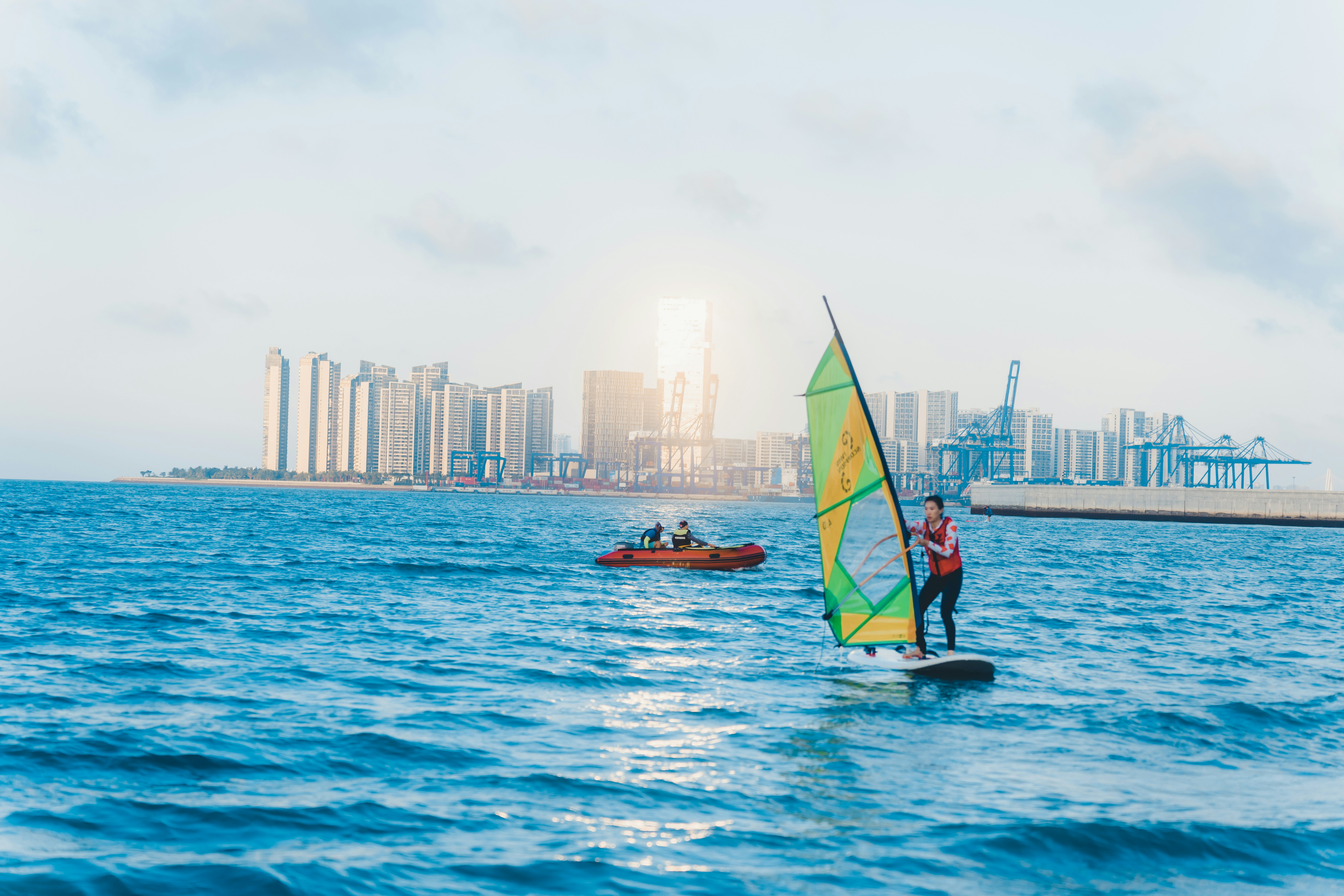 ein Mann, der auf einem Segelbrett auf einem Gewässer reitet