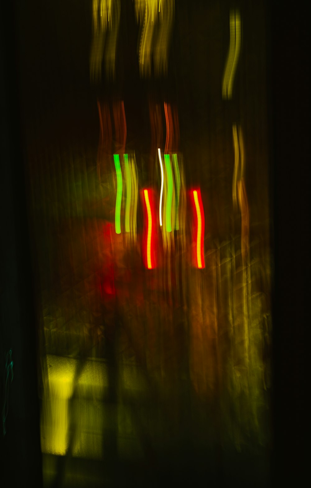 a blurry photo of a traffic light at night