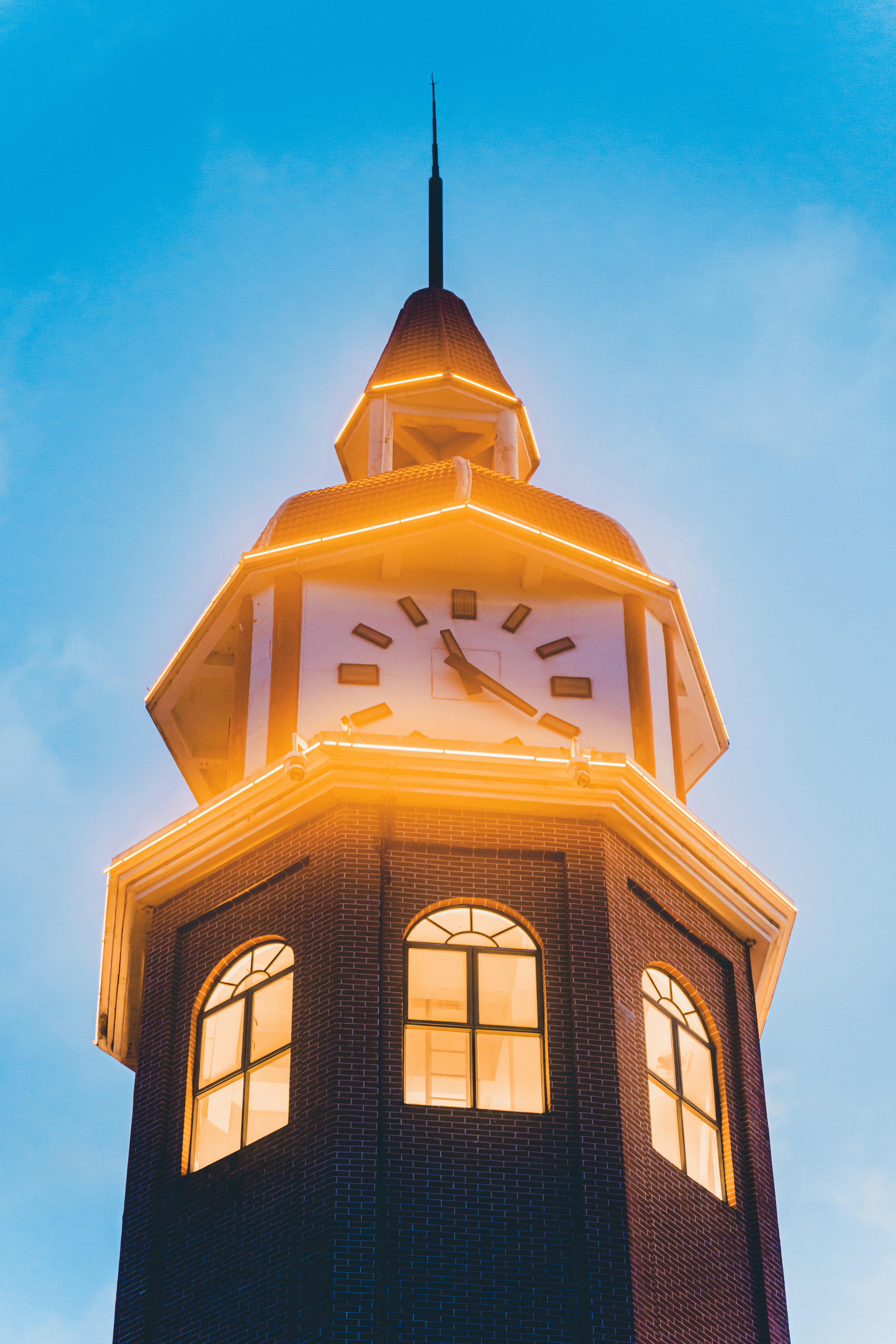 ein großer Glockenturm mit einem Himmelshintergrund
