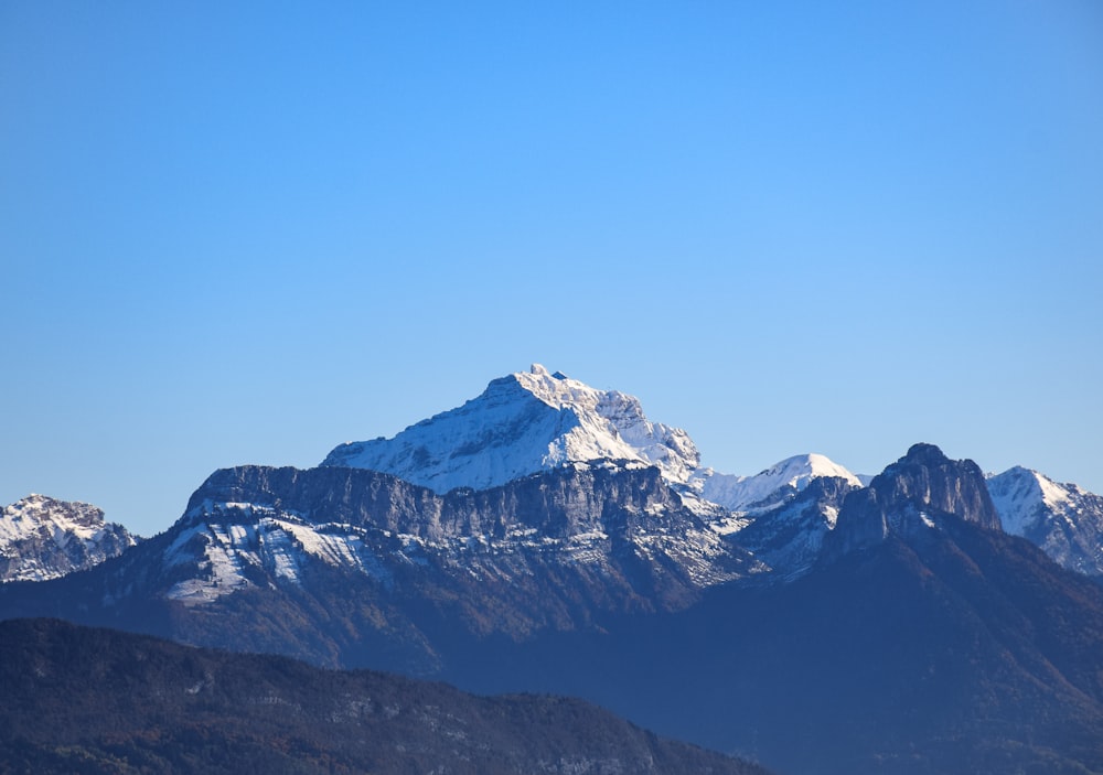 Blick auf eine Bergkette mit Schnee