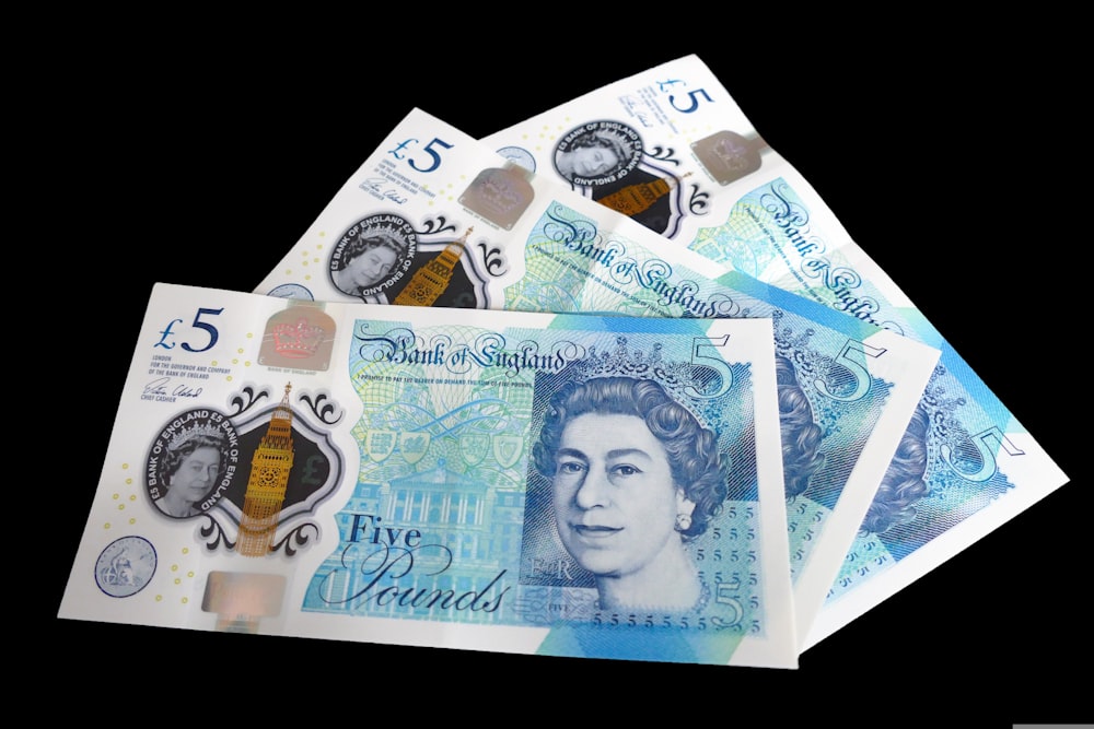 다섯 가지 영국 파운드 지폐 더미