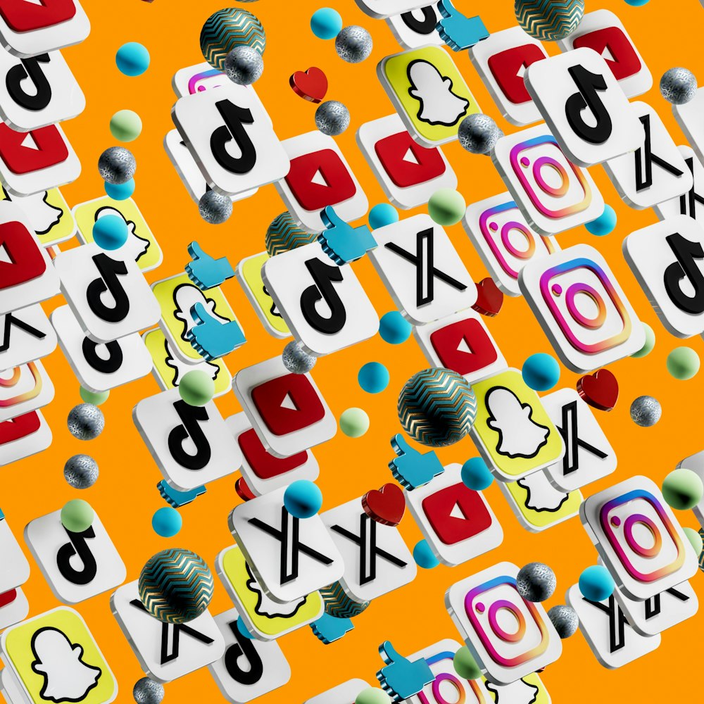 Eine Reihe von Social-Media-Symbolen sind in einem Muster angeordnet