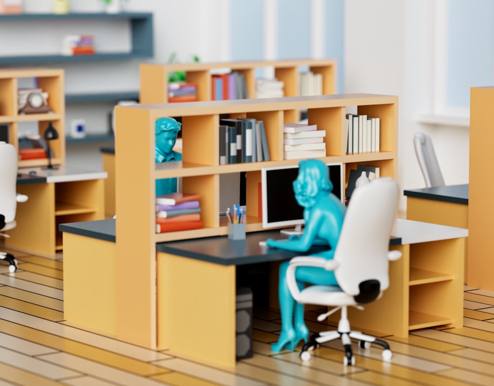 ein Schreibtisch mit Stuhl und Bücherregal in einem Raum