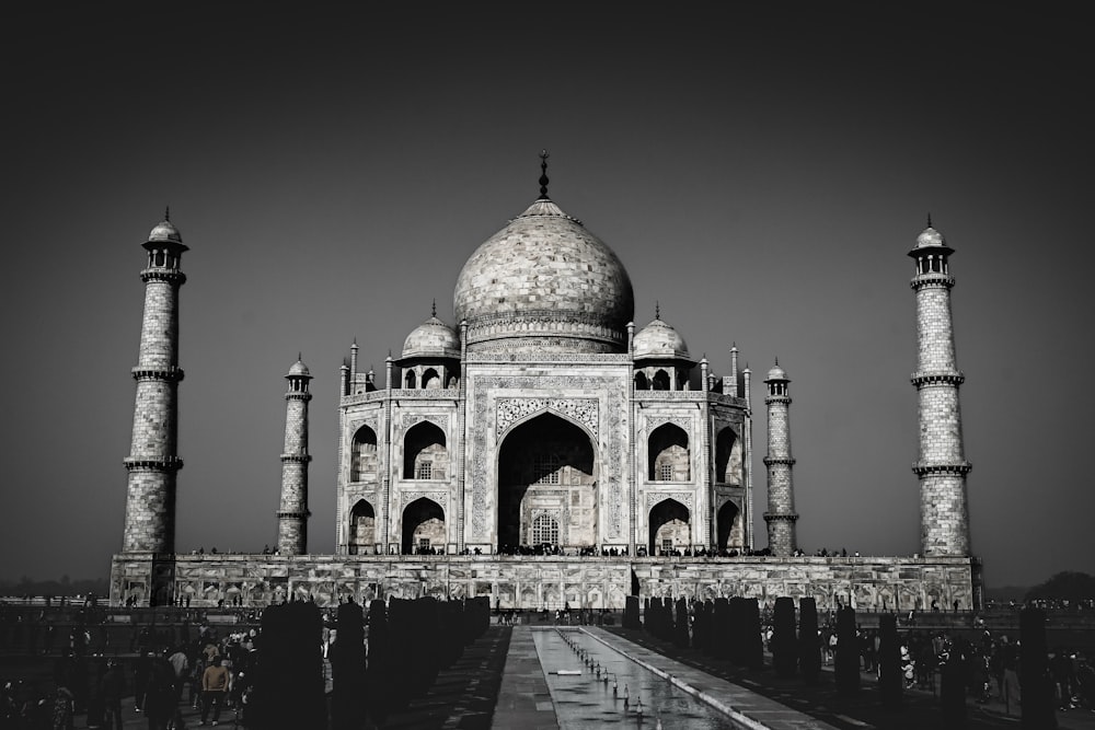 a black and white photo of a building