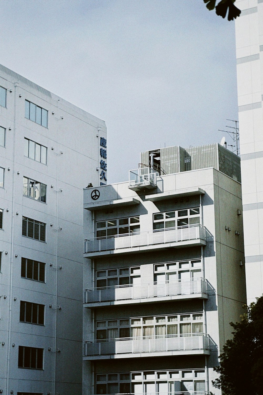 un grand bâtiment blanc assis à côté d’un grand bâtiment blanc