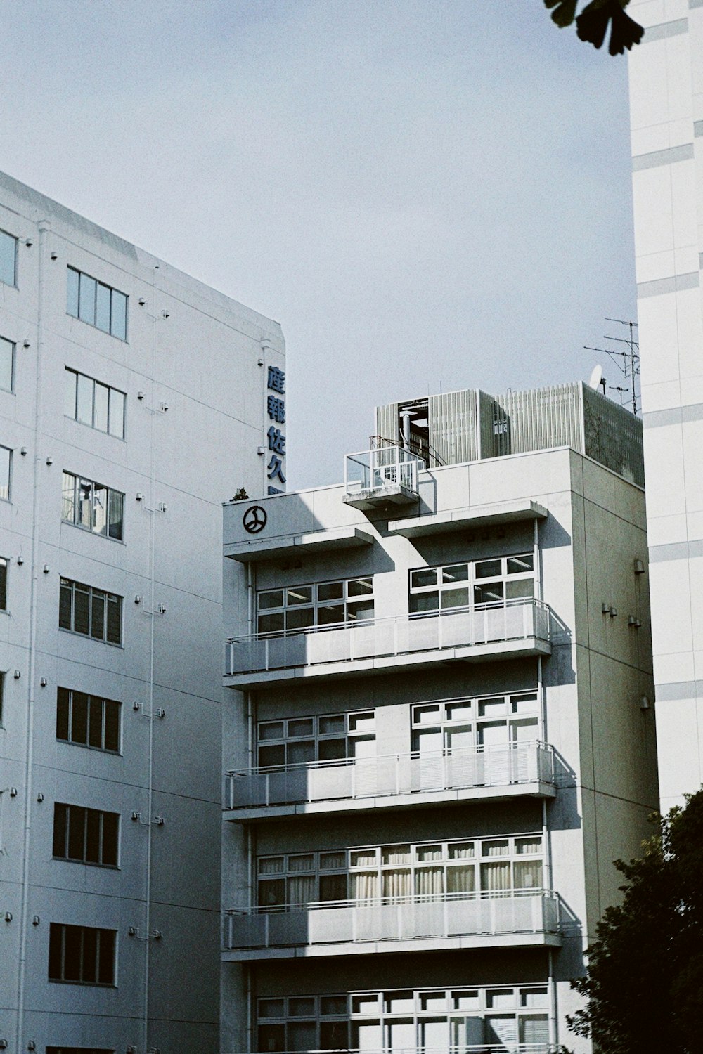 um edifício branco alto sentado ao lado de um edifício branco alto