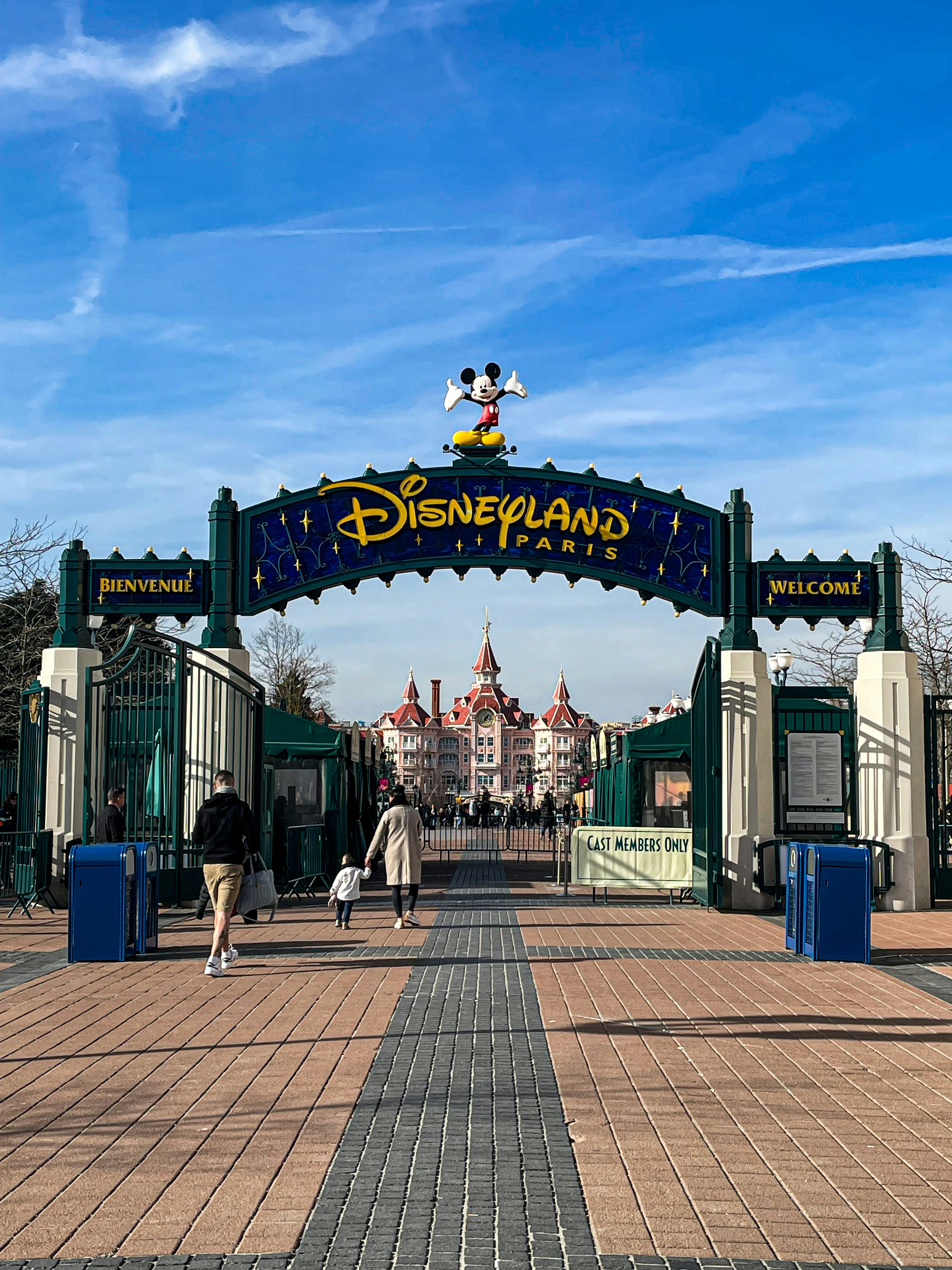 The Ultimate Guide to Airport Transfers to Disneyland Paris: Making Family Travel Hassle-Free