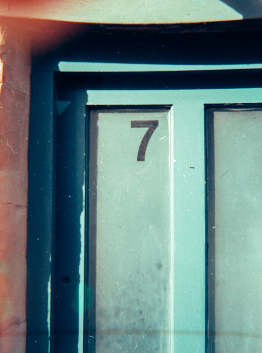 um fechamento de uma porta com um número sete nela