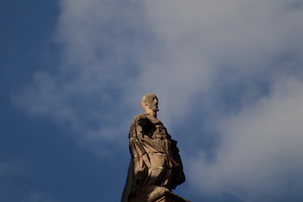 eine Statue eines Mannes mit einem Vogel auf der Schulter