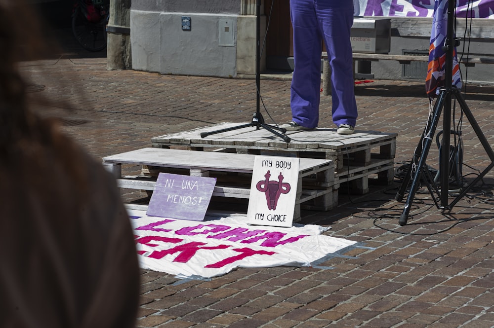 une personne debout sur une scène avec un microphone