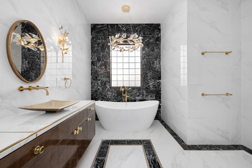 a bath room with a bath tub a sink and a mirror
