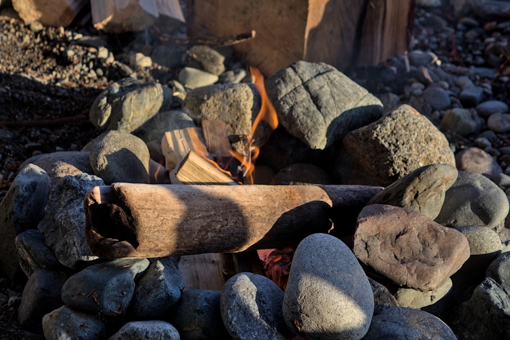 uma pilha de pedras ao lado de uma fogueira
