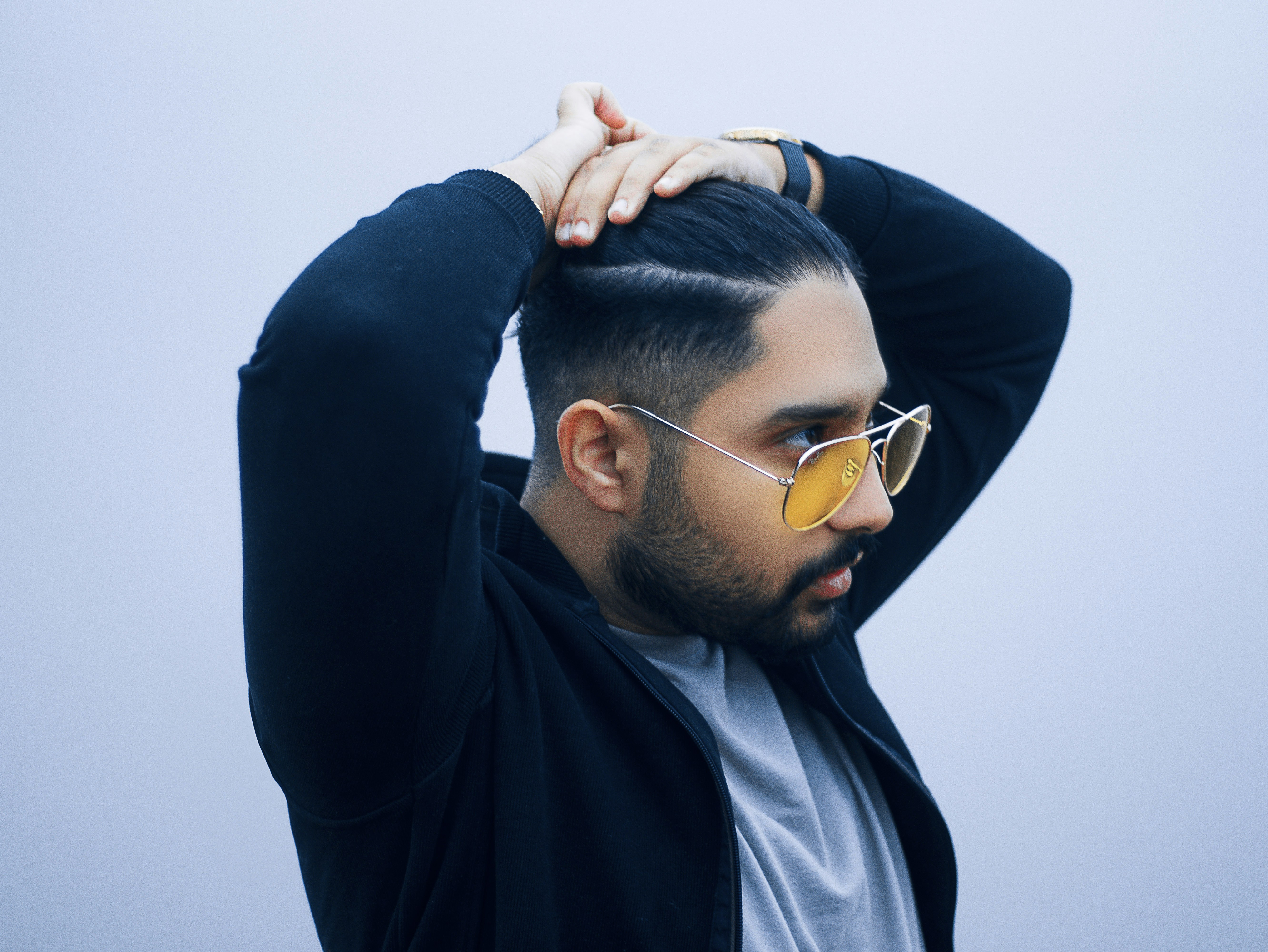 Un uomo con una cresta e occhiali da sole in testa