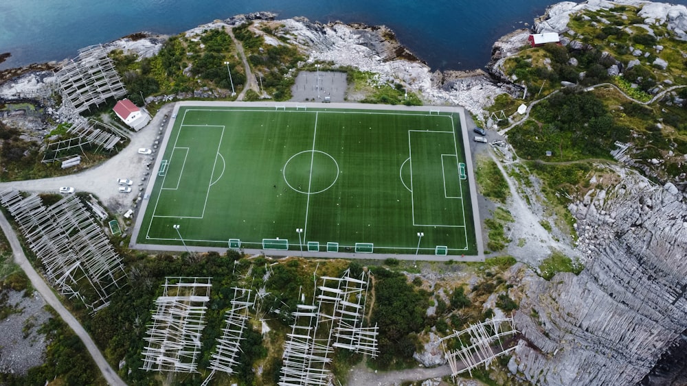 Luftaufnahme eines Fußballplatzes in den Bergen