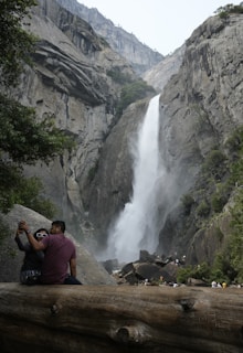 A couple taking a selfie with a famous cultural landmark in the background