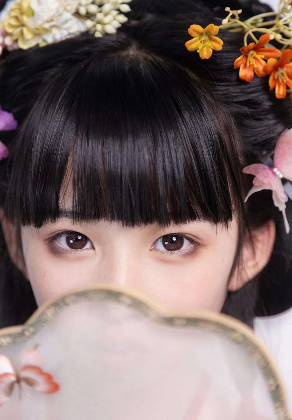 发间簪花的女子侧脸，细节与神态参考