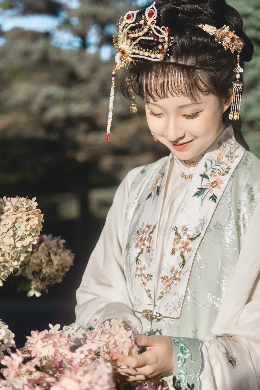 中式服饰女子手持花束，服装质感参考