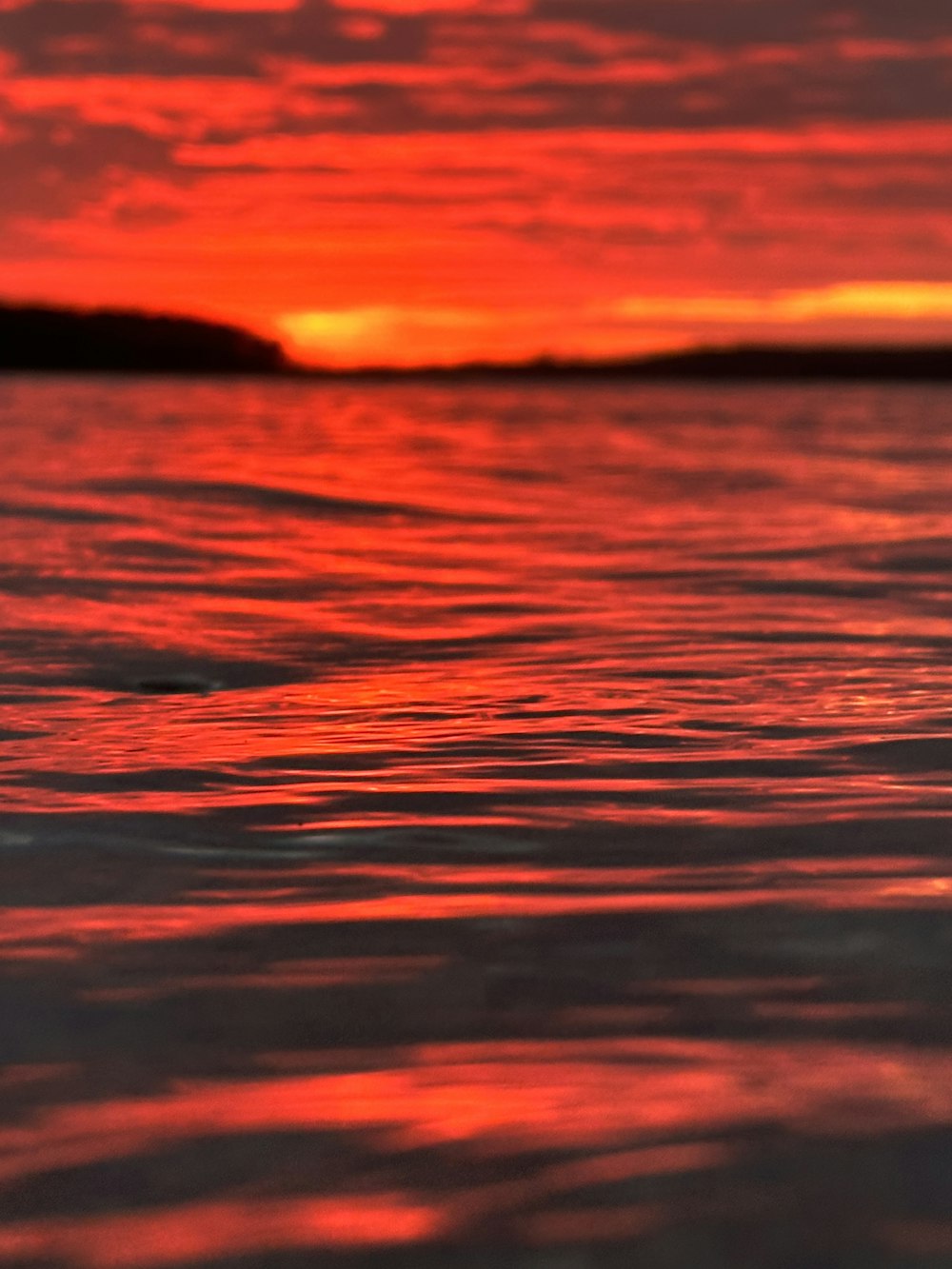 il sole sta tramontando su uno specchio d'acqua
