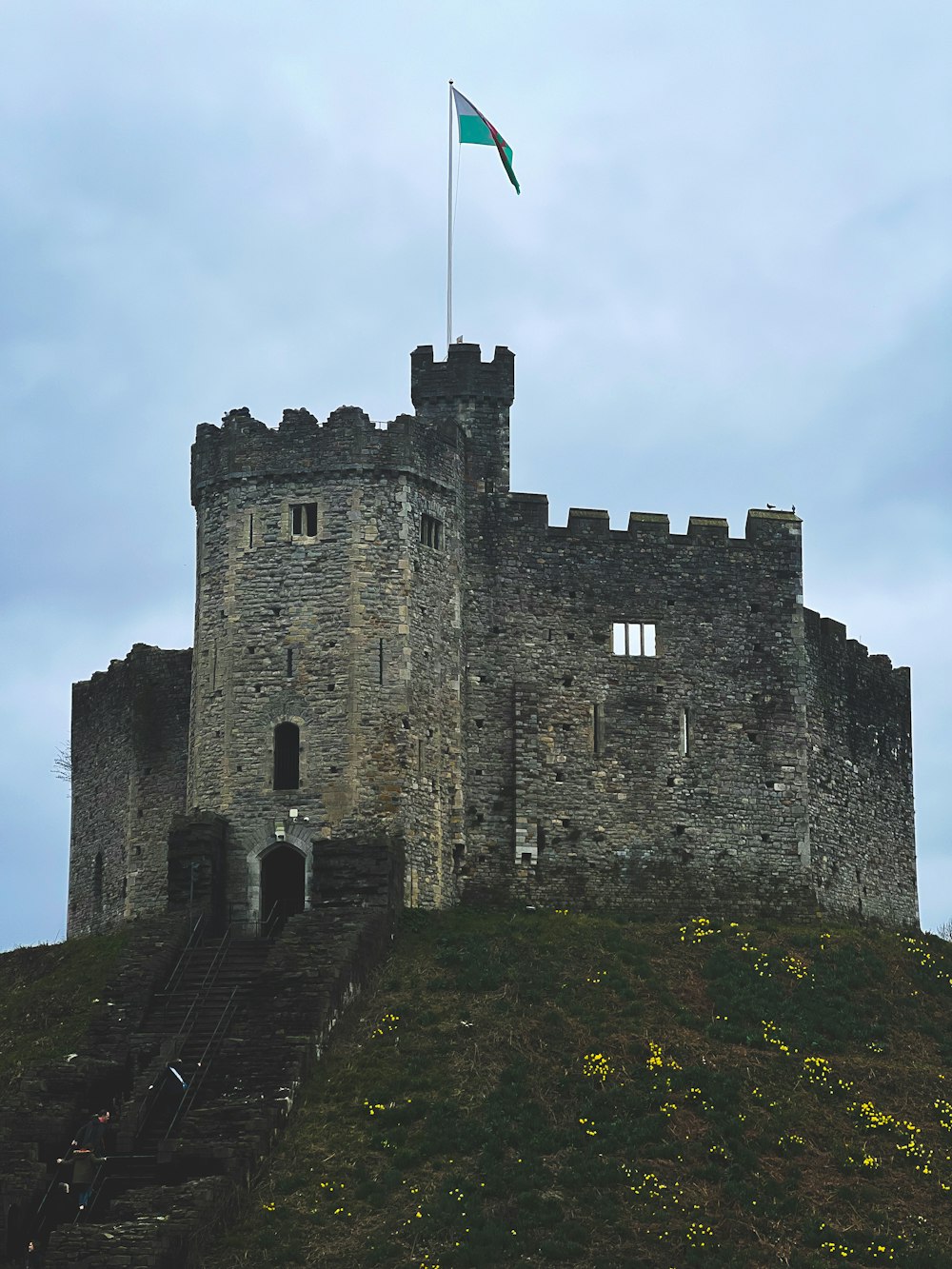 un grand château surmonté d’un drapeau