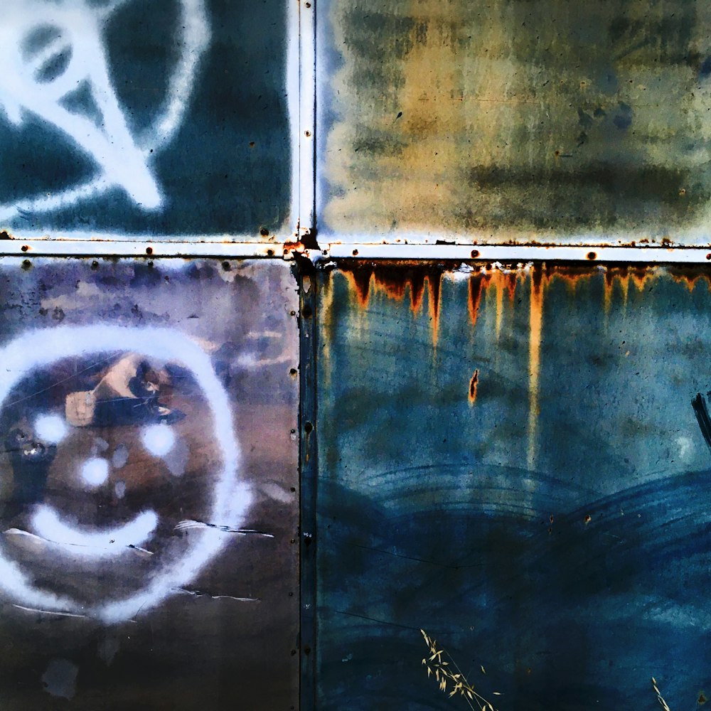 Graffiti an der Seite eines Zugwaggons