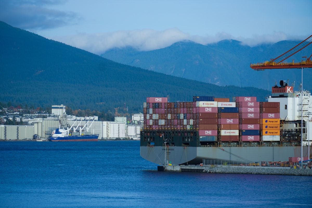 Porte-conteneurs amarré dans un port maritime
