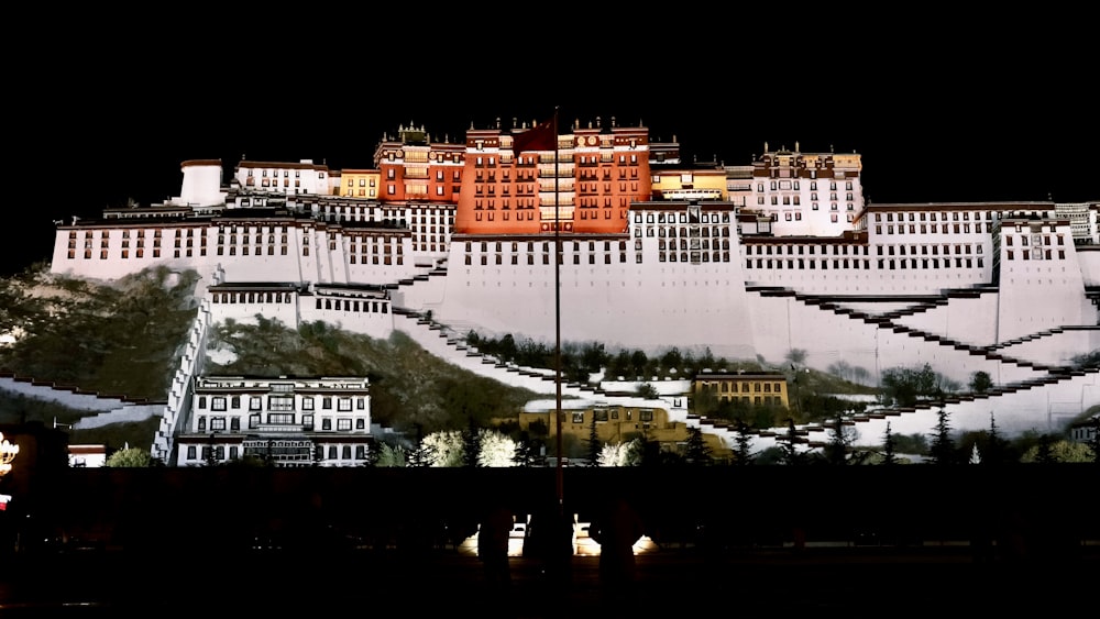 Un gran edificio blanco con muchas ventanas en la parte superior