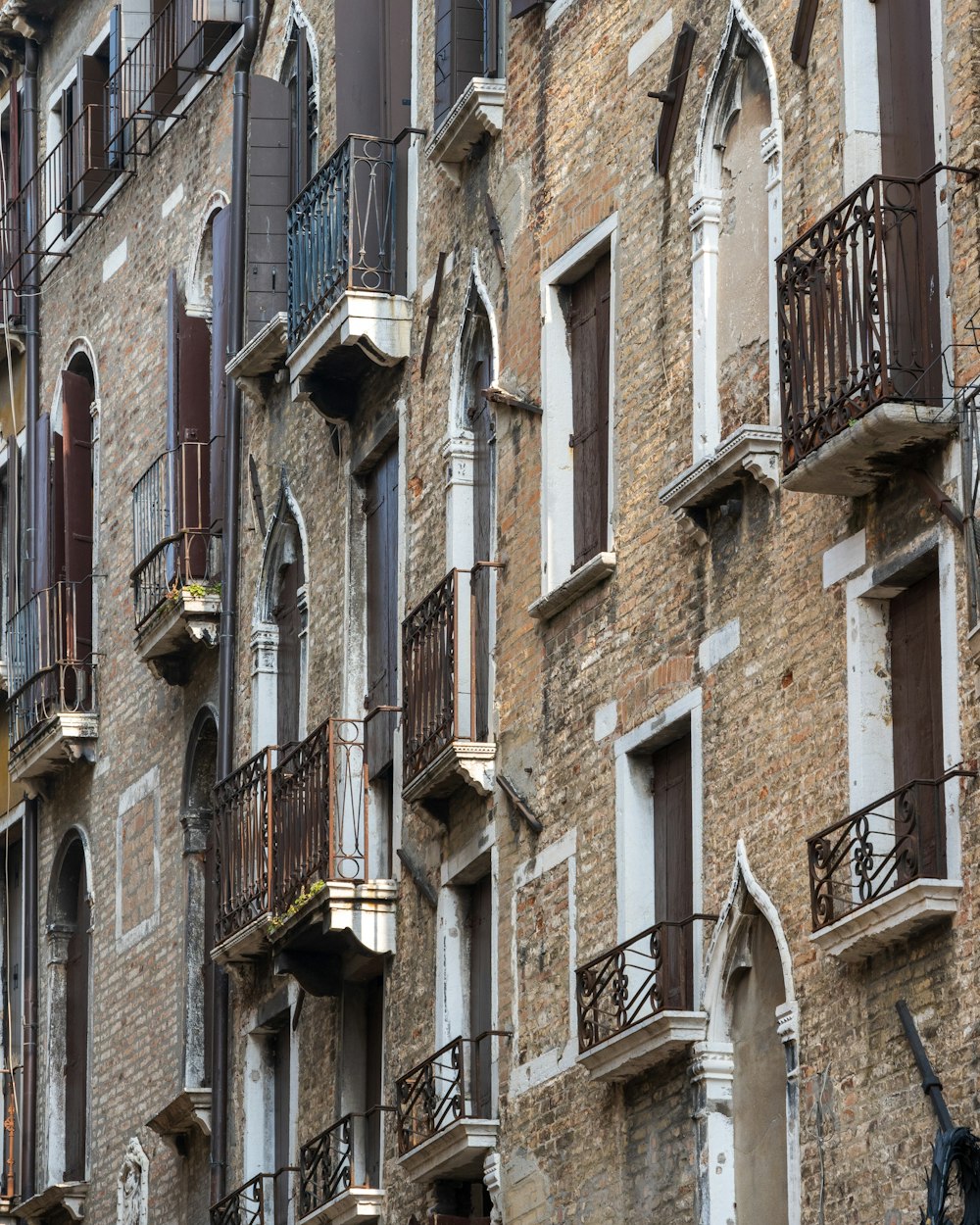 a bunch of windows and balconies on a building