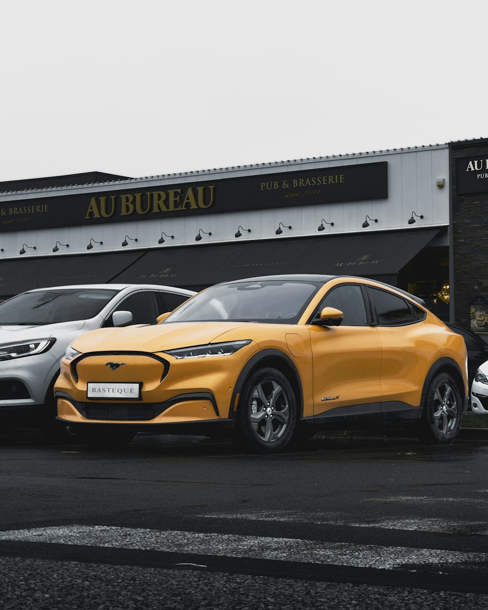 a group of cars parked in front of a building