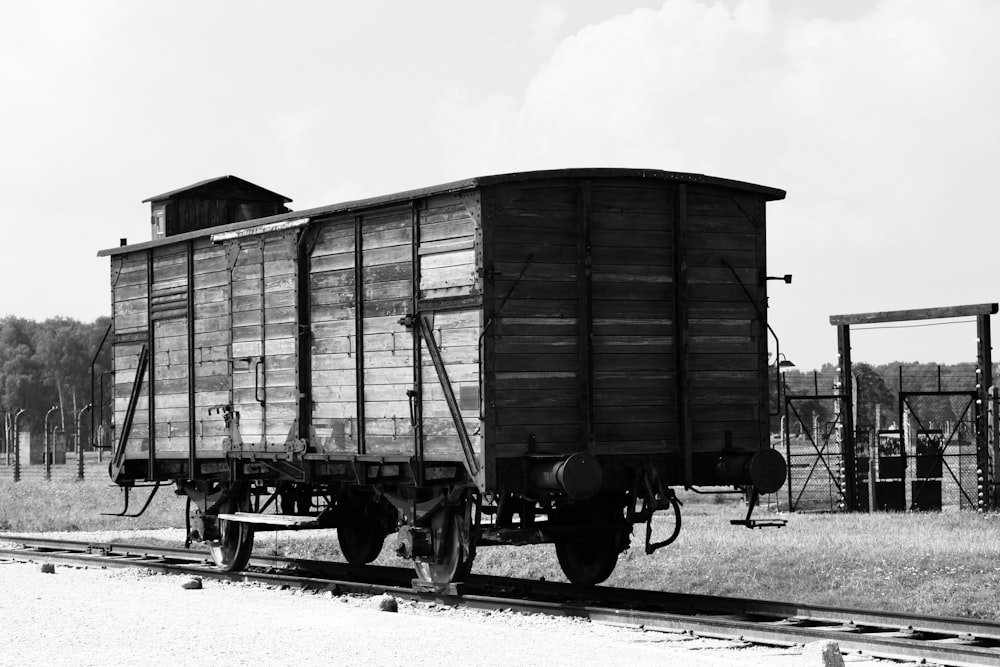 una foto in bianco e nero di un vagone ferroviario