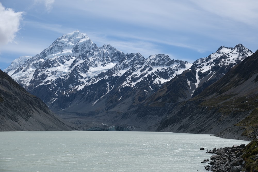 un grand plan d’eau entouré de montagnes